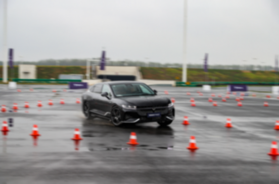 豪華不止于表面 嵐圖追光PHEV對(duì)決捷尼賽思G80