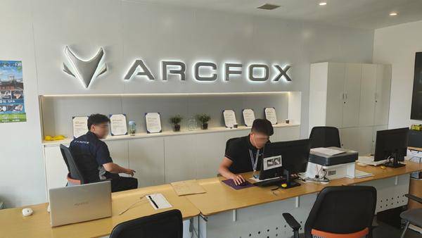 鼓吹豪華品質,卻連噴漆都做不好!難怪極狐沒銷量