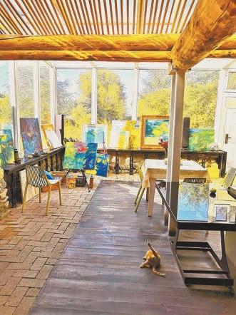 劉亮程《大地上的家鄉》:我四處奔波時,家鄉也在流浪