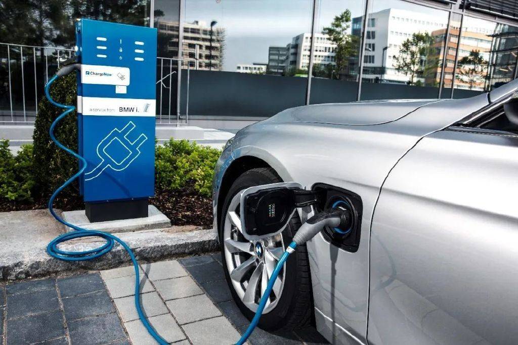 油價兩連降之后,汽車行業能否重回燃油時代?