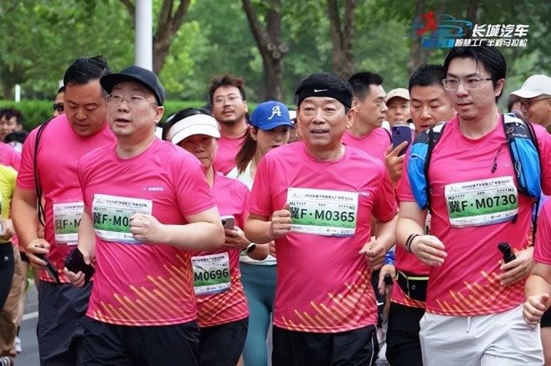 60歲的長城老板魏建軍率領(lǐng)大家一起吃驢火跑馬拉松,居然不累?