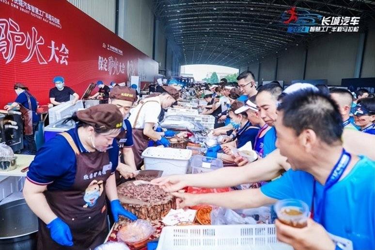 60歲的長城老板魏建軍率領(lǐng)大家一起吃驢火跑馬拉松,居然不累?