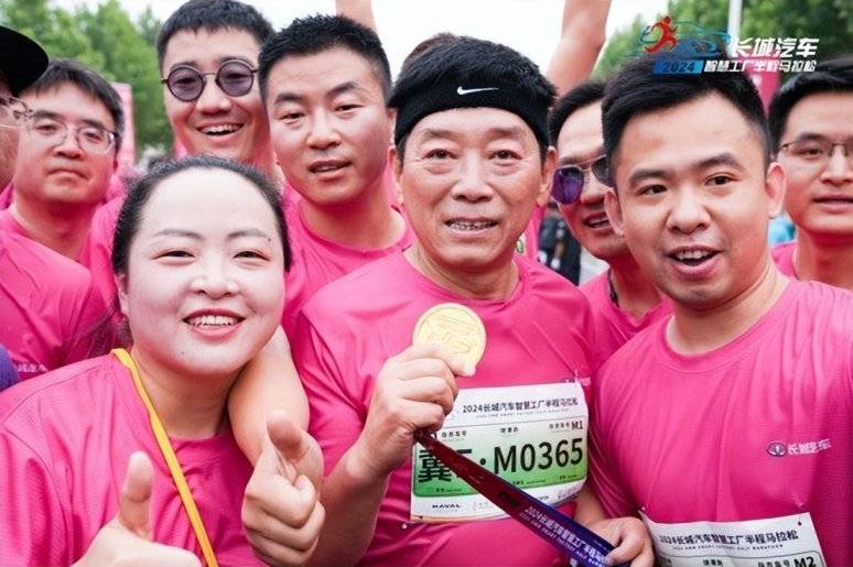 60歲的長城老板魏建軍率領(lǐng)大家一起吃驢火跑馬拉松,居然不累?
