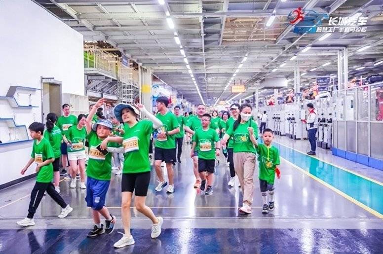 60歲的長城老板魏建軍率領(lǐng)大家一起吃驢火跑馬拉松,居然不累?