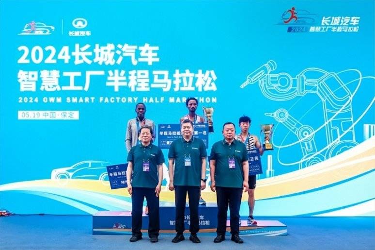 60歲的長城老板魏建軍率領(lǐng)大家一起吃驢火跑馬拉松,居然不累?