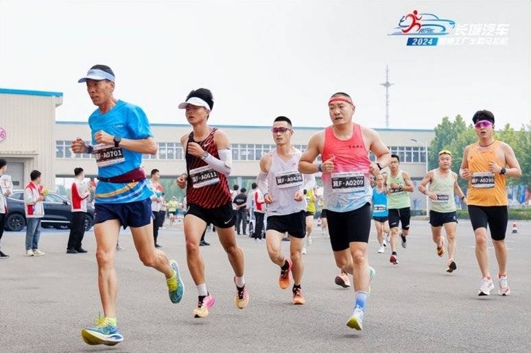 60歲的長城老板魏建軍率領(lǐng)大家一起吃驢火跑馬拉松,居然不累?