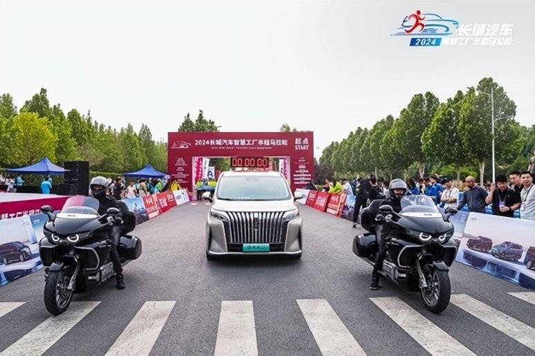 60歲的長城老板魏建軍率領(lǐng)大家一起吃驢火跑馬拉松,居然不累?