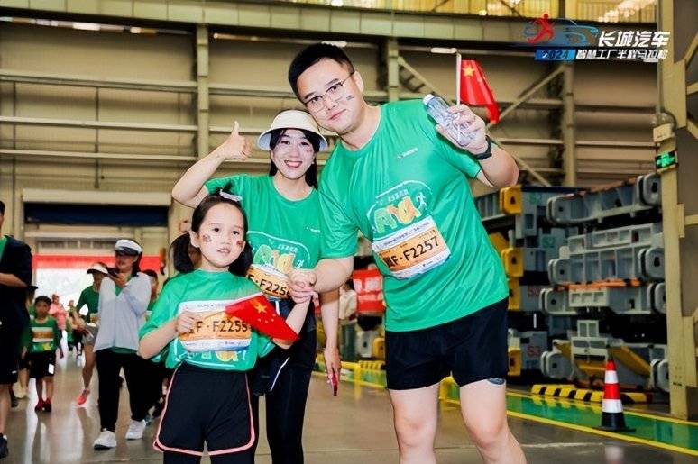 60歲的長城老板魏建軍率領(lǐng)大家一起吃驢火跑馬拉松,居然不累?