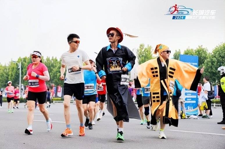 60歲的長城老板魏建軍率領(lǐng)大家一起吃驢火跑馬拉松,居然不累?