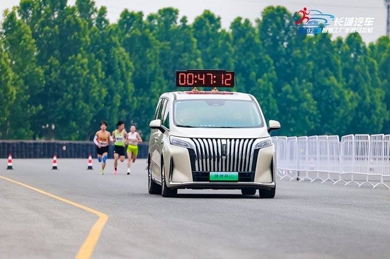 60歲的長城老板魏建軍率領(lǐng)大家一起吃驢火跑馬拉松,居然不累?