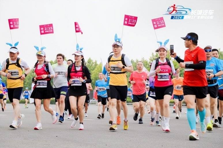 60歲的長城老板魏建軍率領(lǐng)大家一起吃驢火跑馬拉松,居然不累?