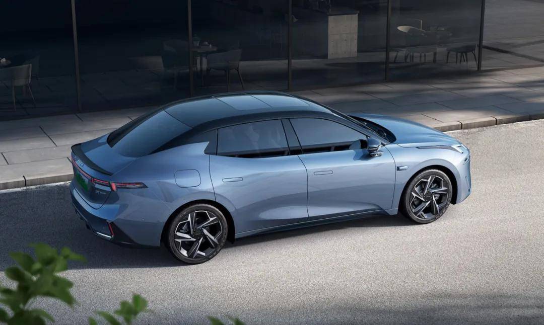 16.38萬低價開售,領克07 EM-P能打嗎?