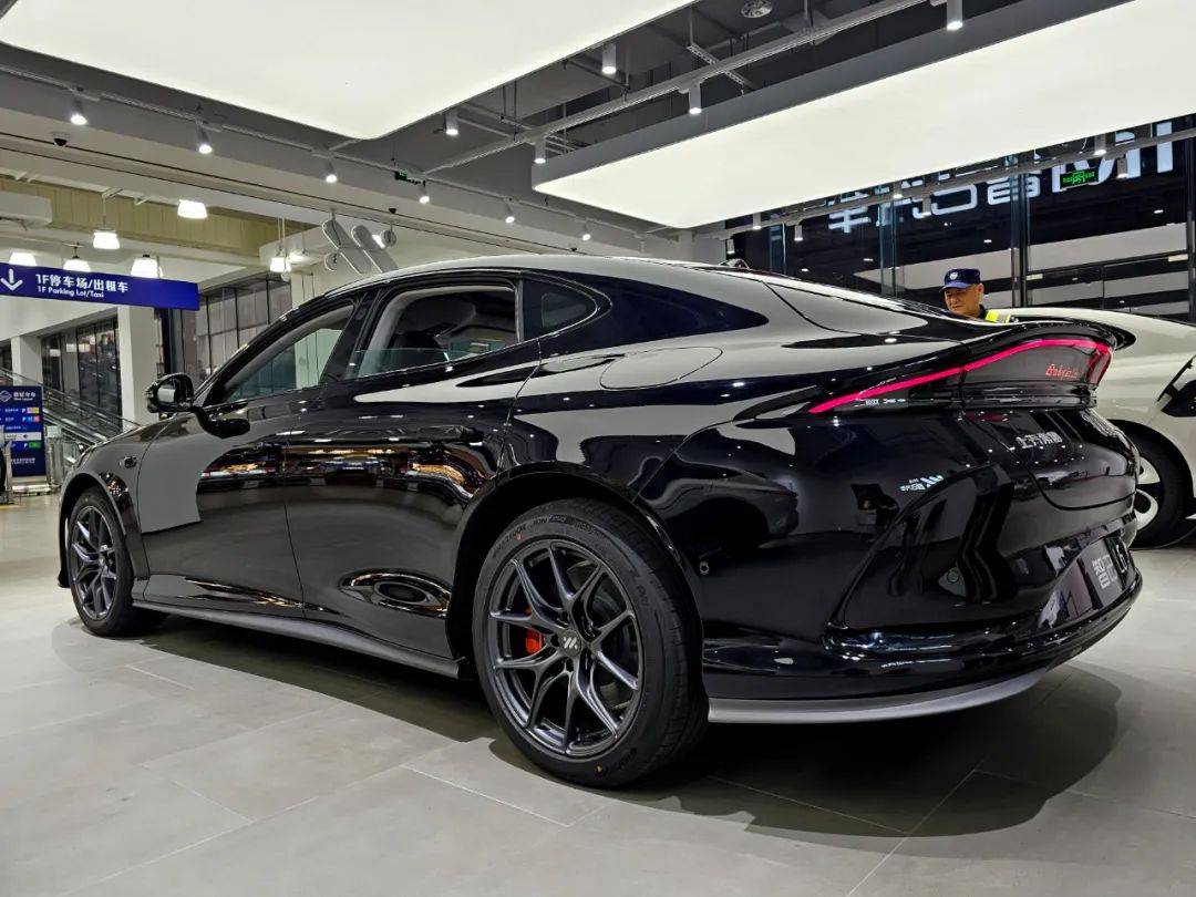 論產(chǎn)品力和定價(jià),智己L6沒(méi)理由賣不好啊!