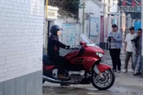 邀請別人跑馬拉松的長城,自己也在跑一場馬拉松