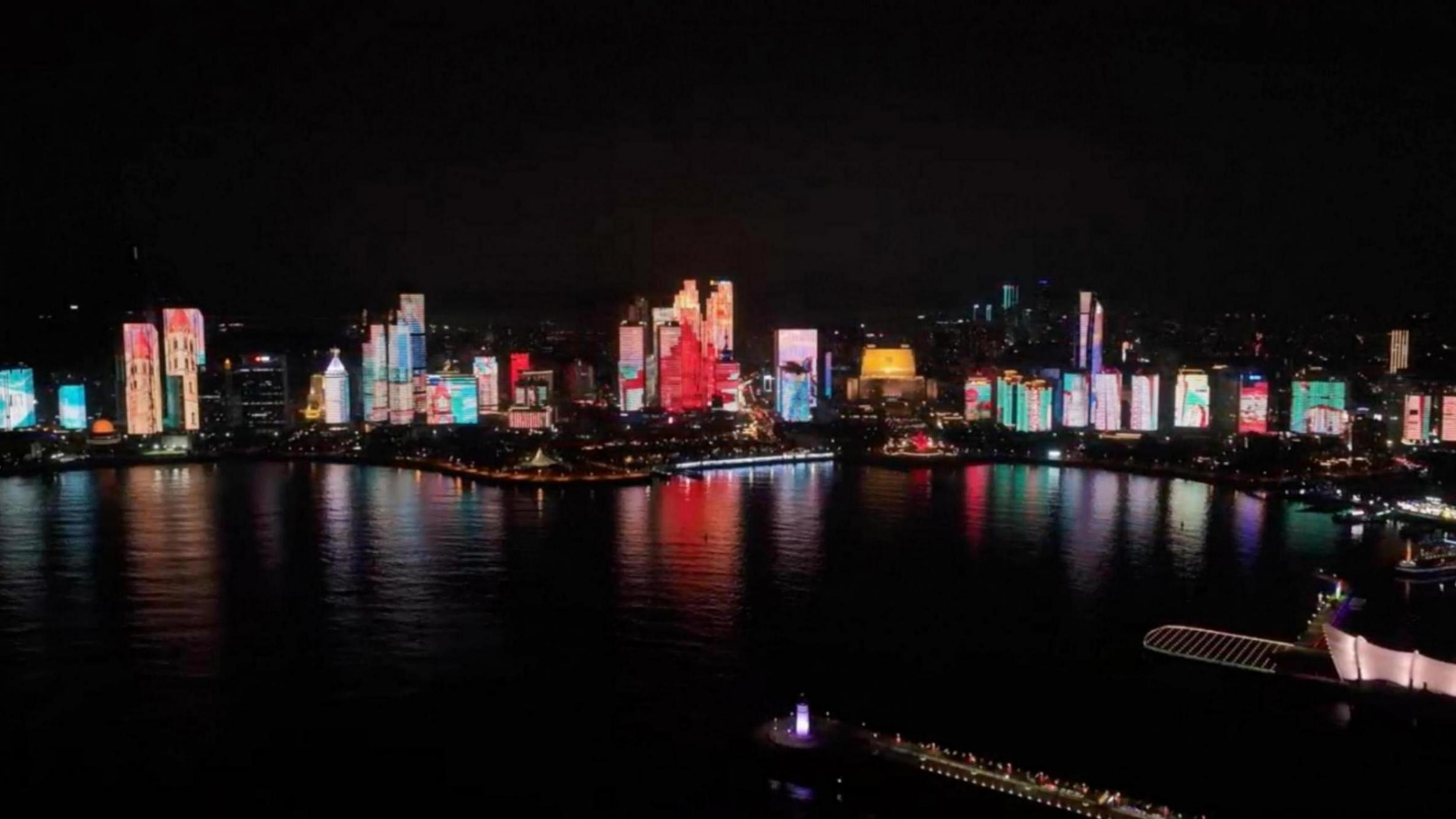 520愛滿全城“我在青島告白全球”浮山灣燈光秀浪漫上演