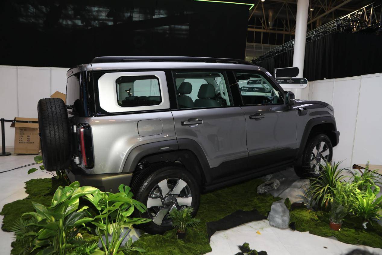 競爭坦克300Hi4-T?BJ40e搭1.5T增程混動+電四驅,配“三把鎖” d924ae6b10d7d2c813d04a15a372065e~2508x0