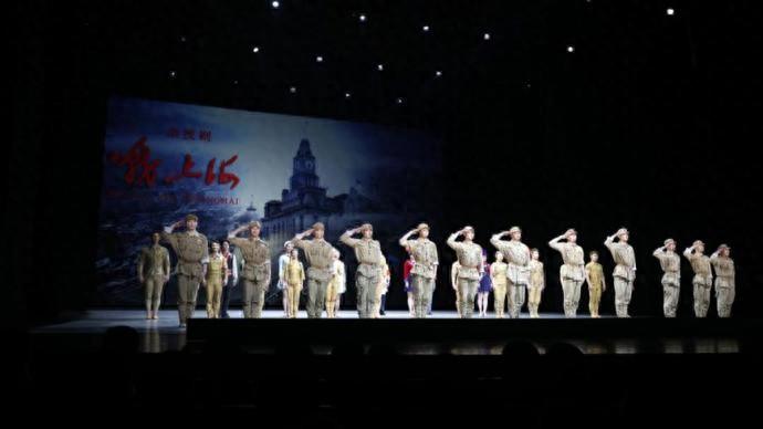 迎接上海解放75周年,雜技劇《戰(zhàn)上海》連演三場,這些觀眾受邀觀看