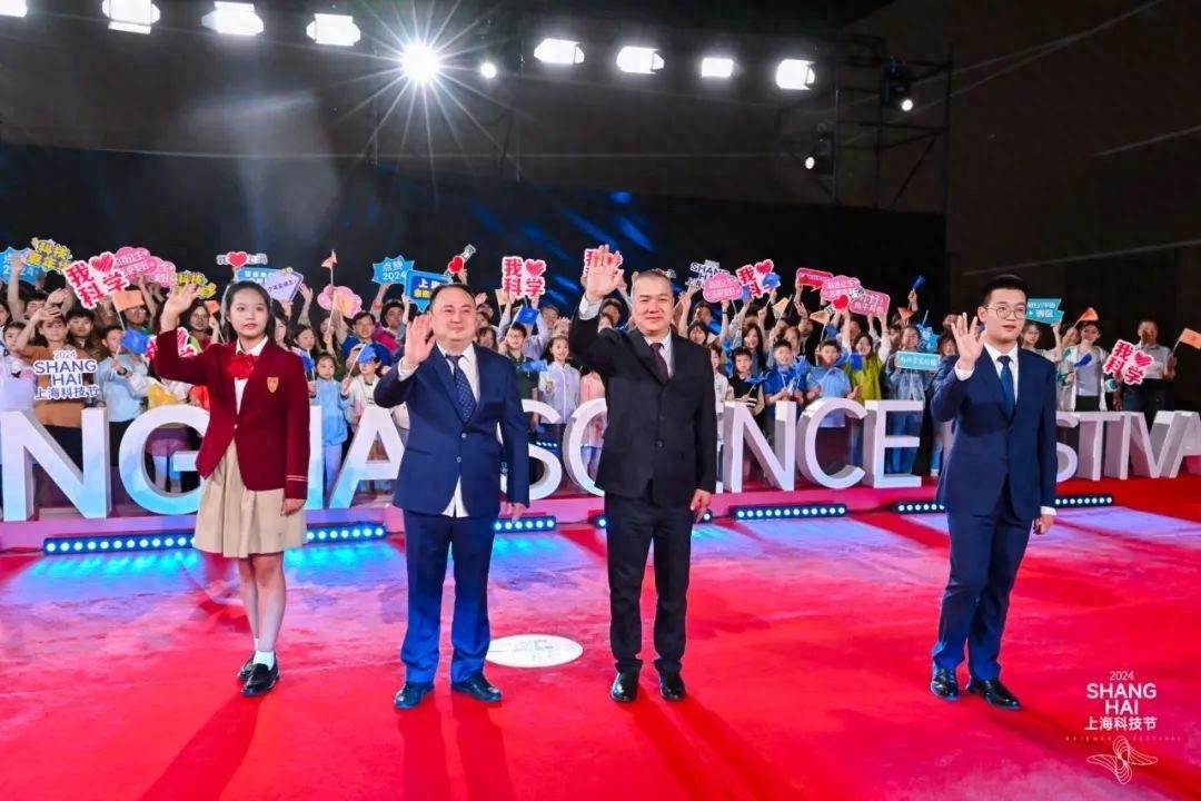 贊!金山學子亮相上海科技節(jié)“元宇宙”紅毯秀