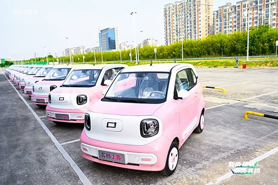 城市代步新寵 奔騰小馬于鹽城工廠量產(chǎn)下線