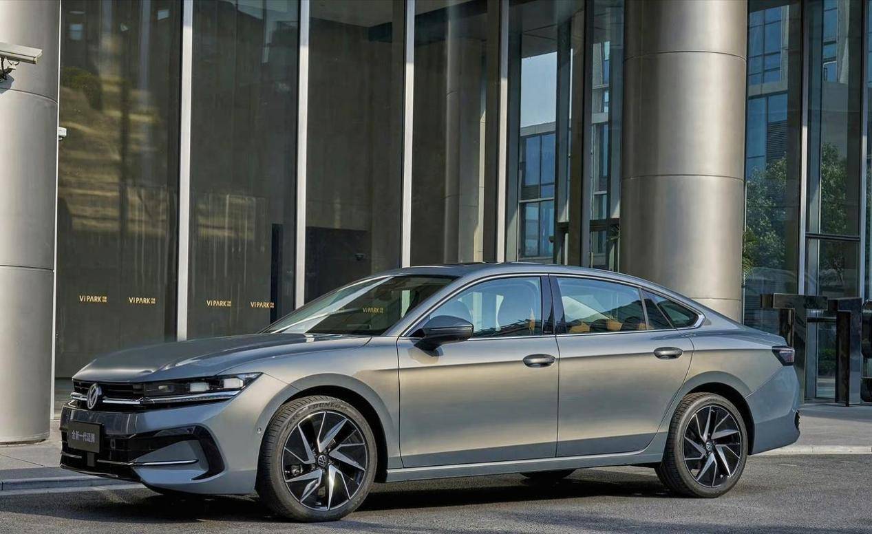 2024年B級轎車該怎么選,全新一代邁騰還是第9代凱美瑞?