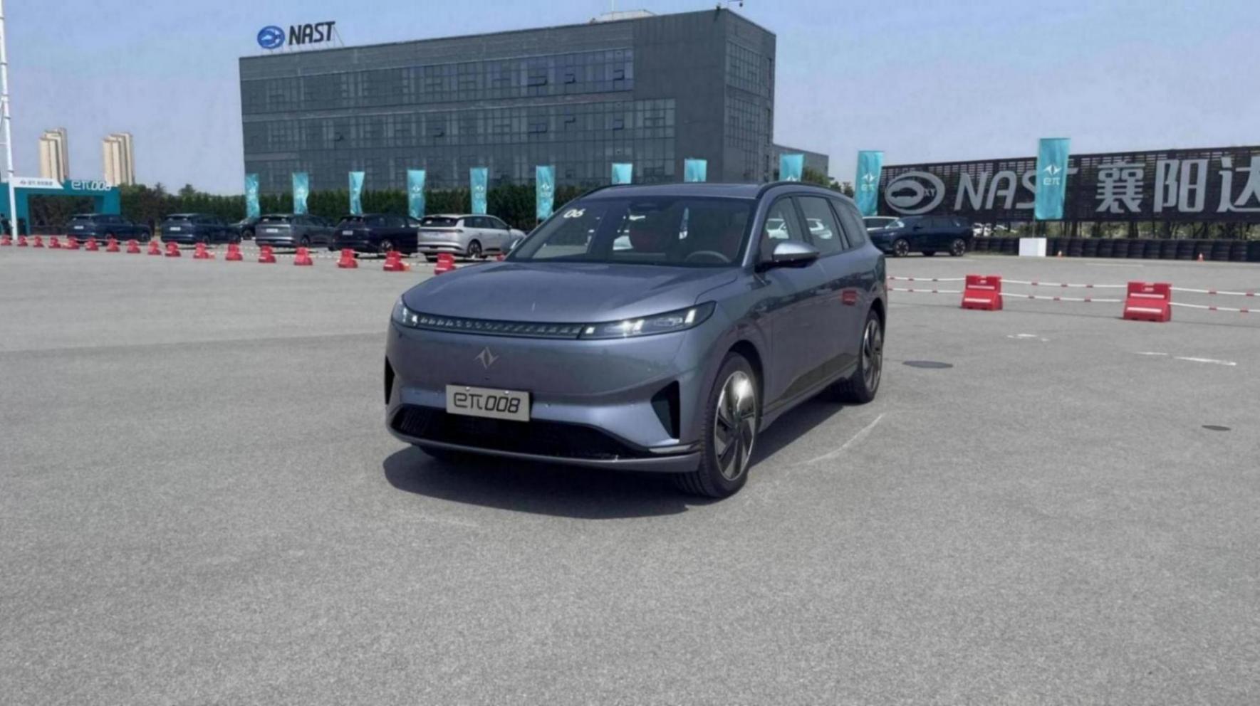 車長超5米比理想L8更大,東風奕派eπ008,6座布局配小桌板+“電視”