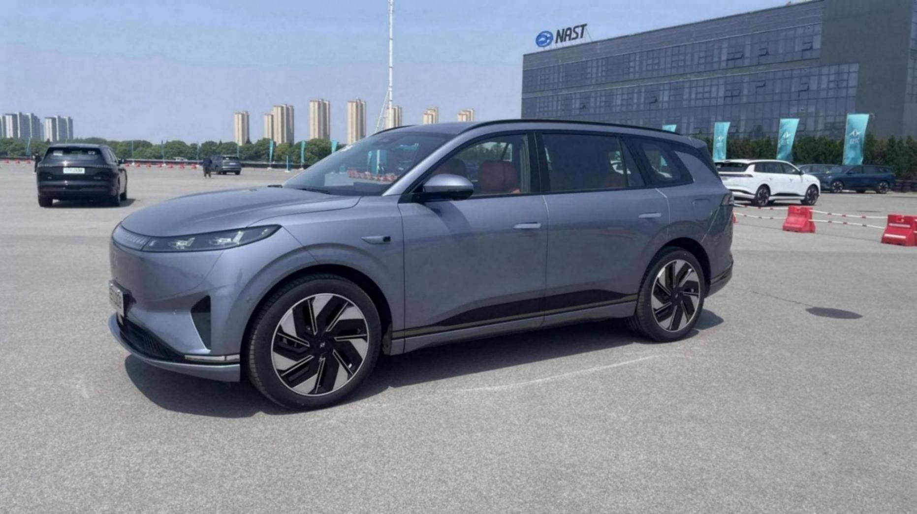 車長超5米比理想L8更大,東風奕派eπ008,6座布局配小桌板+“電視”