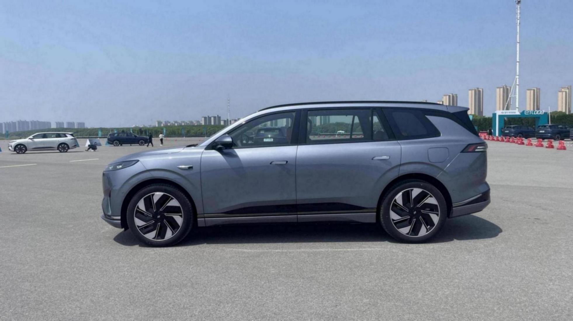 車長超5米比理想L8更大,東風奕派eπ008,6座布局配小桌板+“電視”