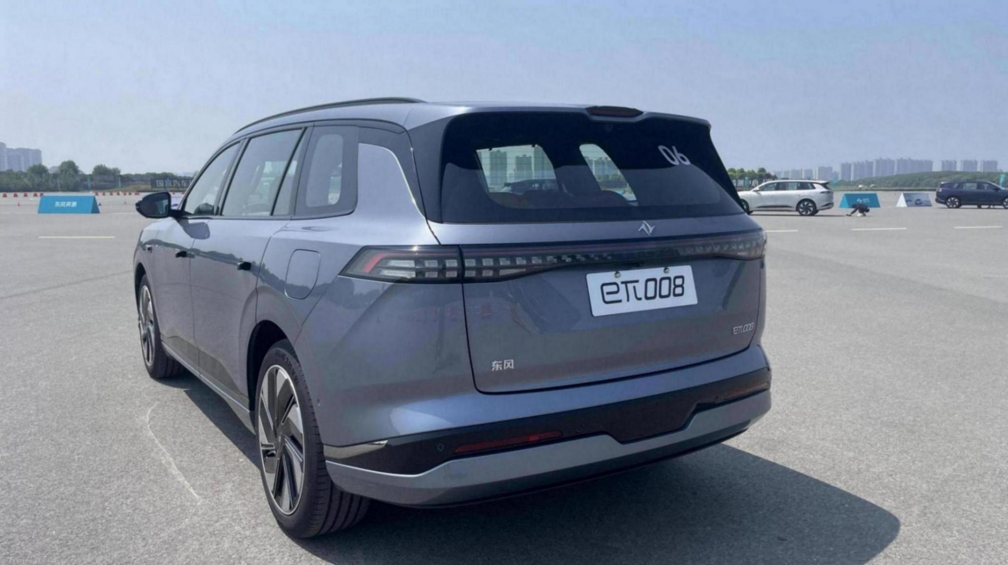 車長超5米比理想L8更大,東風奕派eπ008,6座布局配小桌板+“電視”