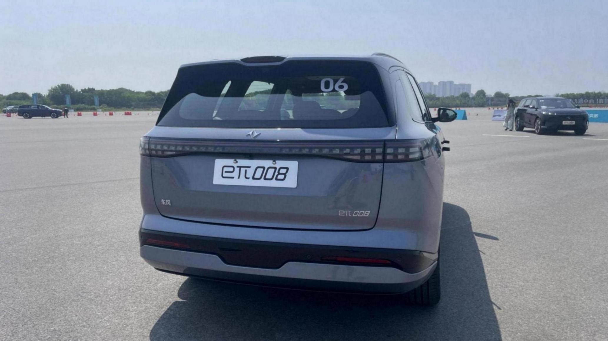 車長超5米比理想L8更大,東風奕派eπ008,6座布局配小桌板+“電視”