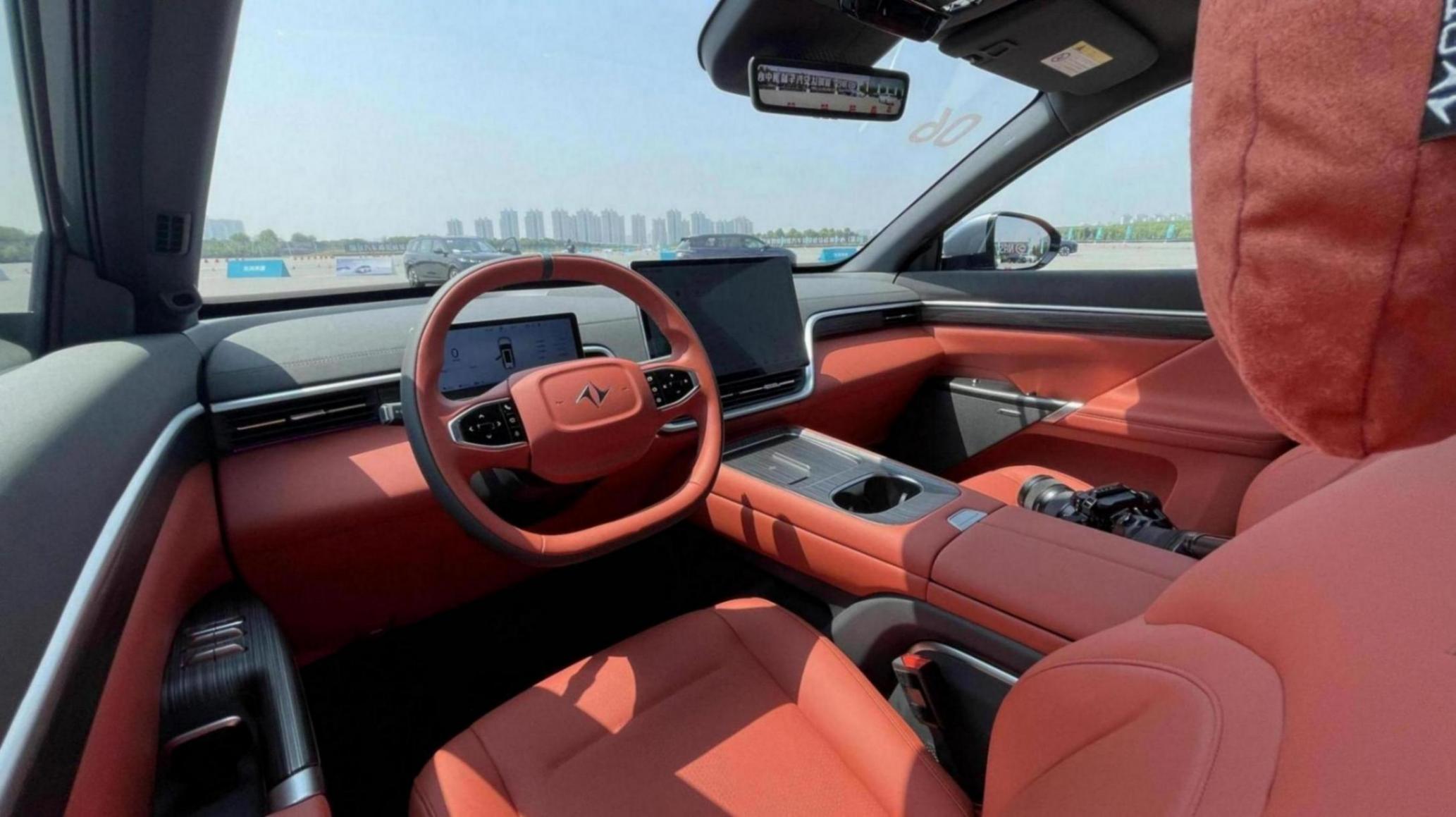 車長超5米比理想L8更大,東風奕派eπ008,6座布局配小桌板+“電視”