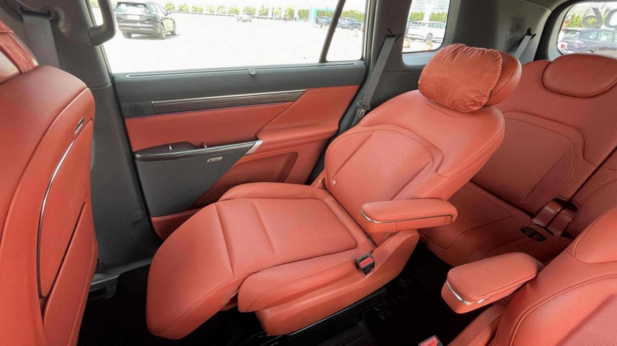 車長超5米比理想L8更大,東風奕派eπ008,6座布局配小桌板+“電視”