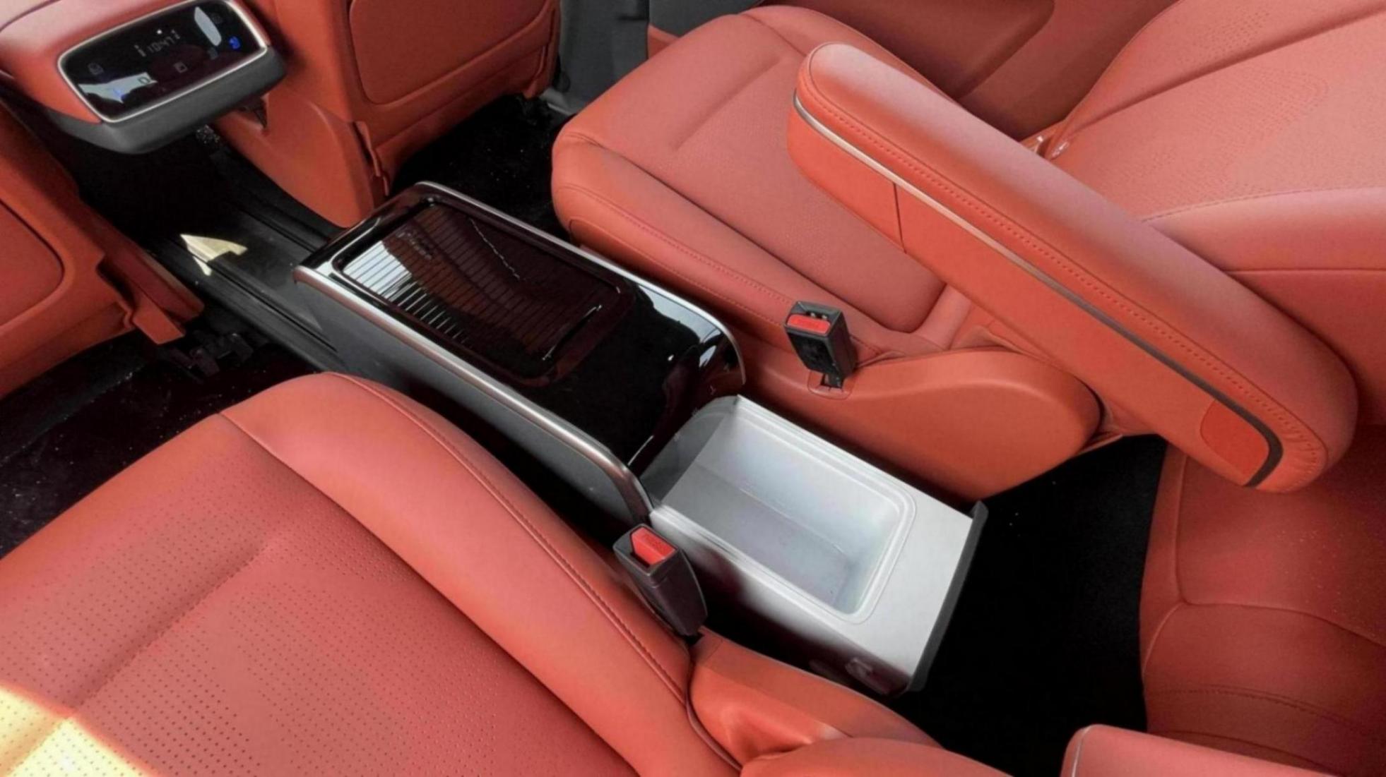 車長超5米比理想L8更大,東風奕派eπ008,6座布局配小桌板+“電視”