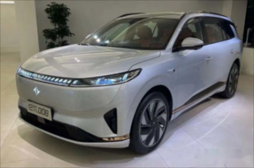 車長超5米比理想L8更大,東風奕派eπ008,6座布局配小桌板+“電視”