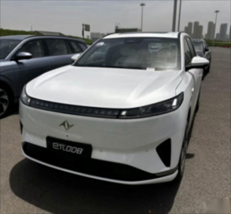 車長超5米比理想L8更大,東風奕派eπ008,6座布局配小桌板+“電視”