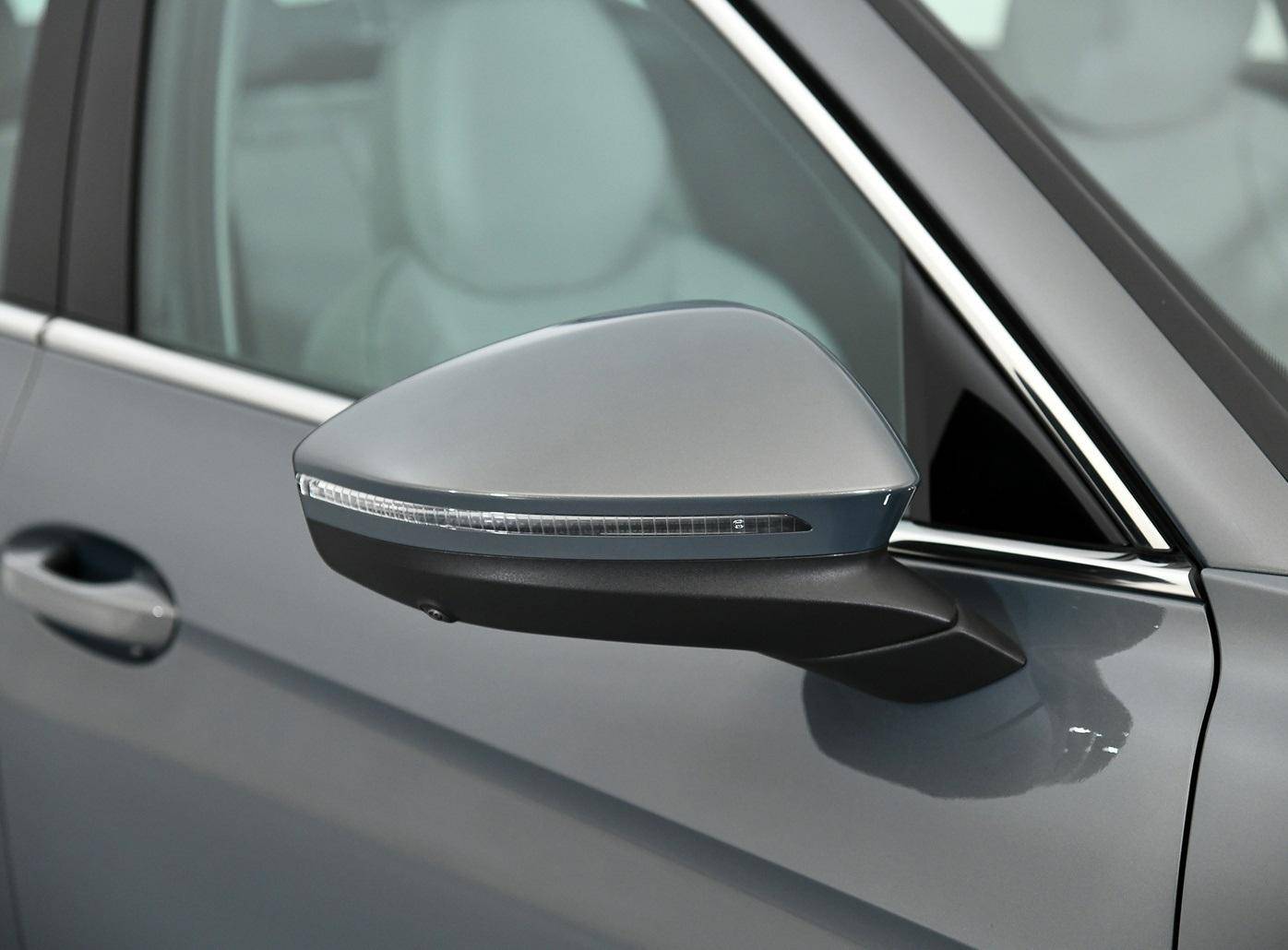 外觀很大氣,內飾配三塊屏+懷擋設計,全新大眾邁騰將上市