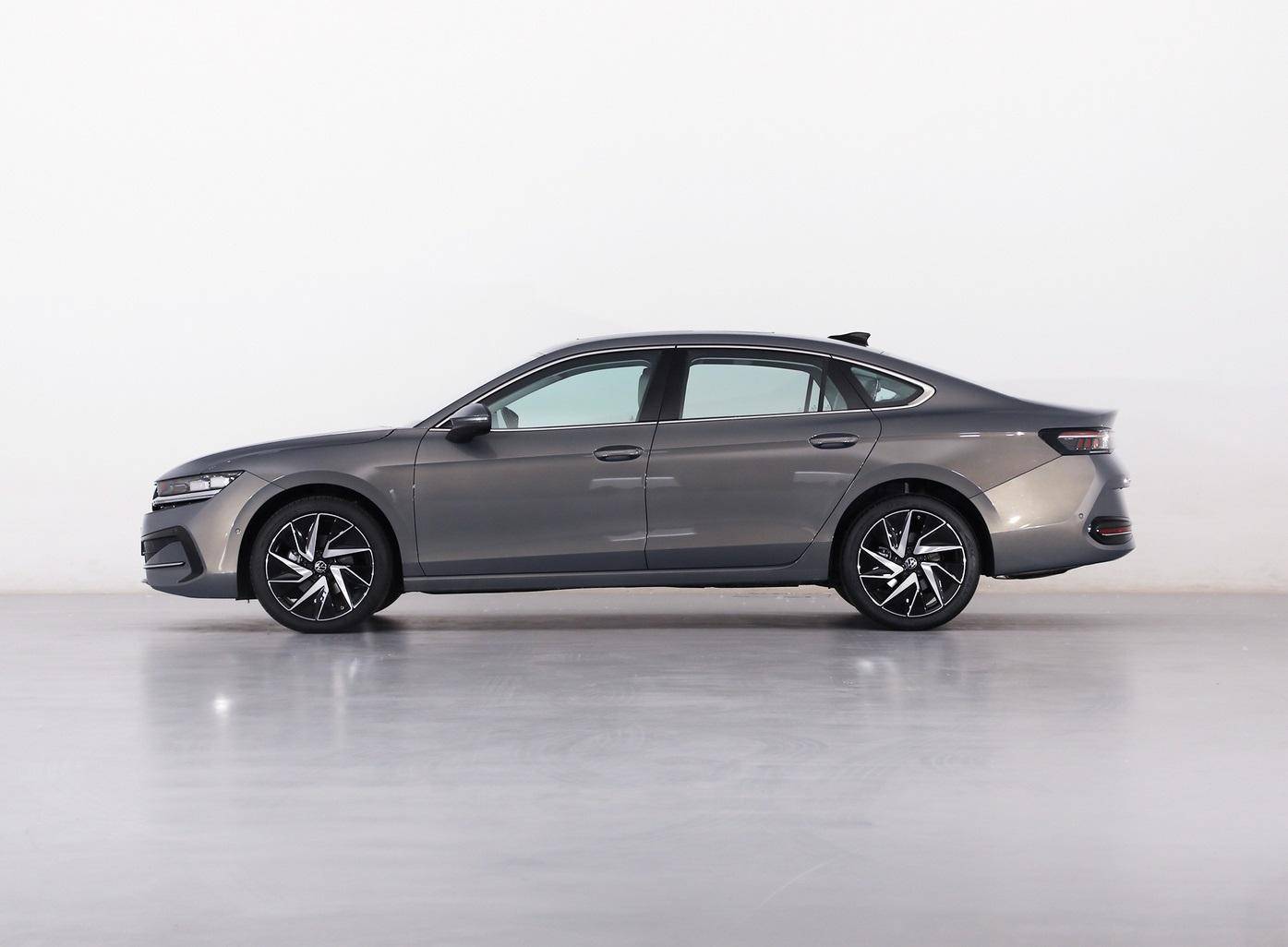 外觀很大氣,內飾配三塊屏+懷擋設計,全新大眾邁騰將上市