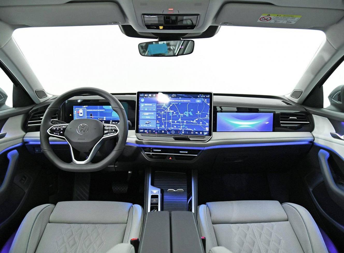 外觀很大氣,內飾配三塊屏+懷擋設計,全新大眾邁騰將上市