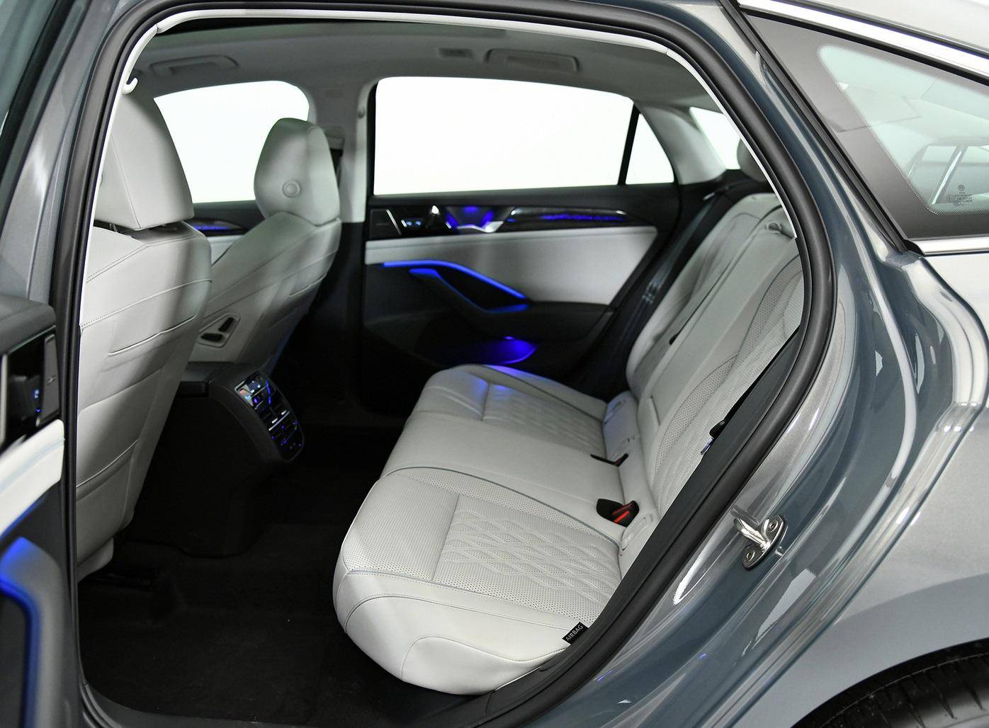 外觀很大氣,內飾配三塊屏+懷擋設計,全新大眾邁騰將上市