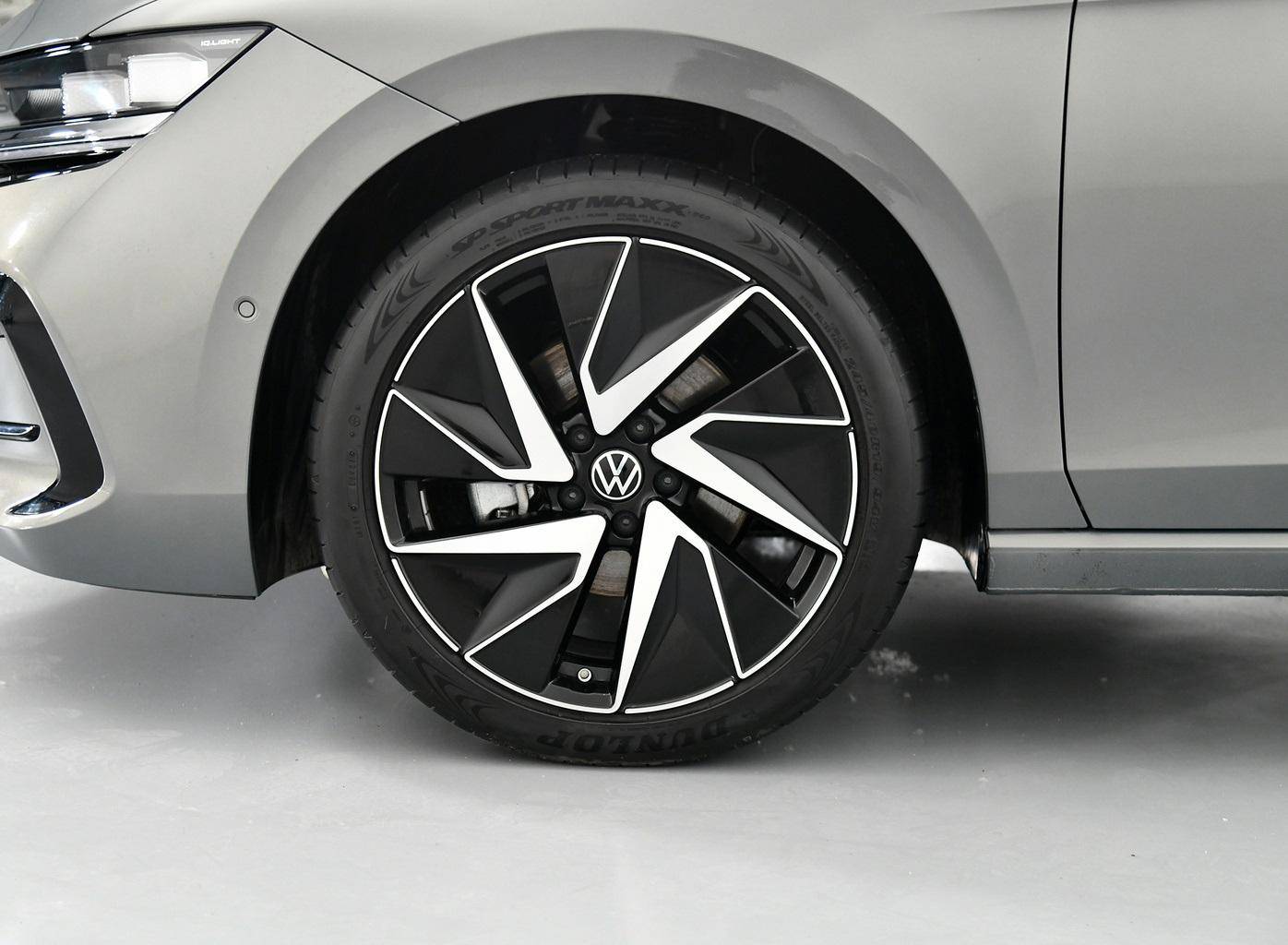 外觀很大氣,內飾配三塊屏+懷擋設計,全新大眾邁騰將上市