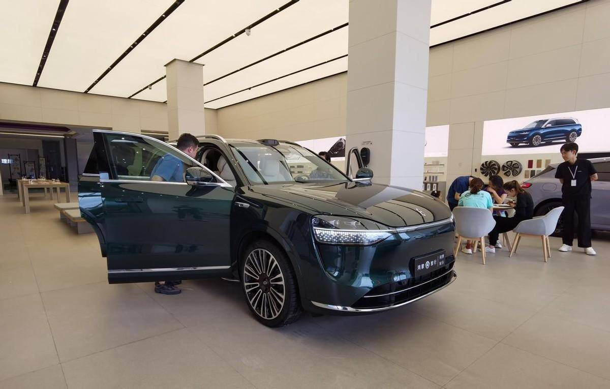 頂配近60萬落地,月銷1.5萬輛,問界M9到底賣給了誰?