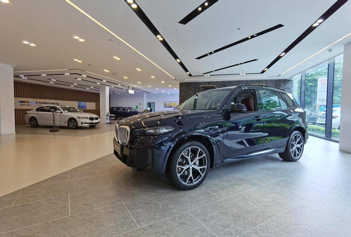 頂配近60萬落地,月銷1.5萬輛,問界M9到底賣給了誰?