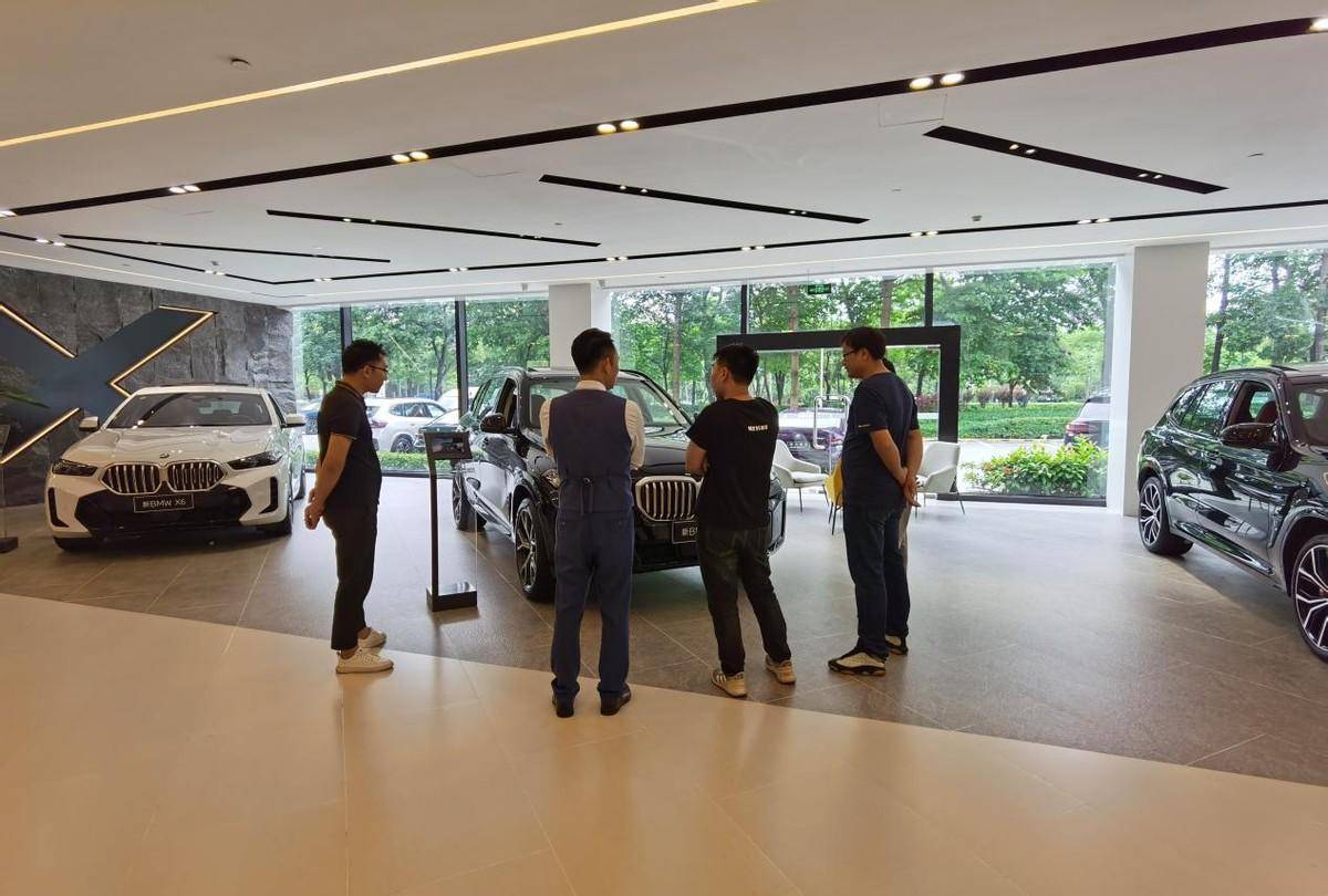 頂配近60萬落地,月銷1.5萬輛,問界M9到底賣給了誰?