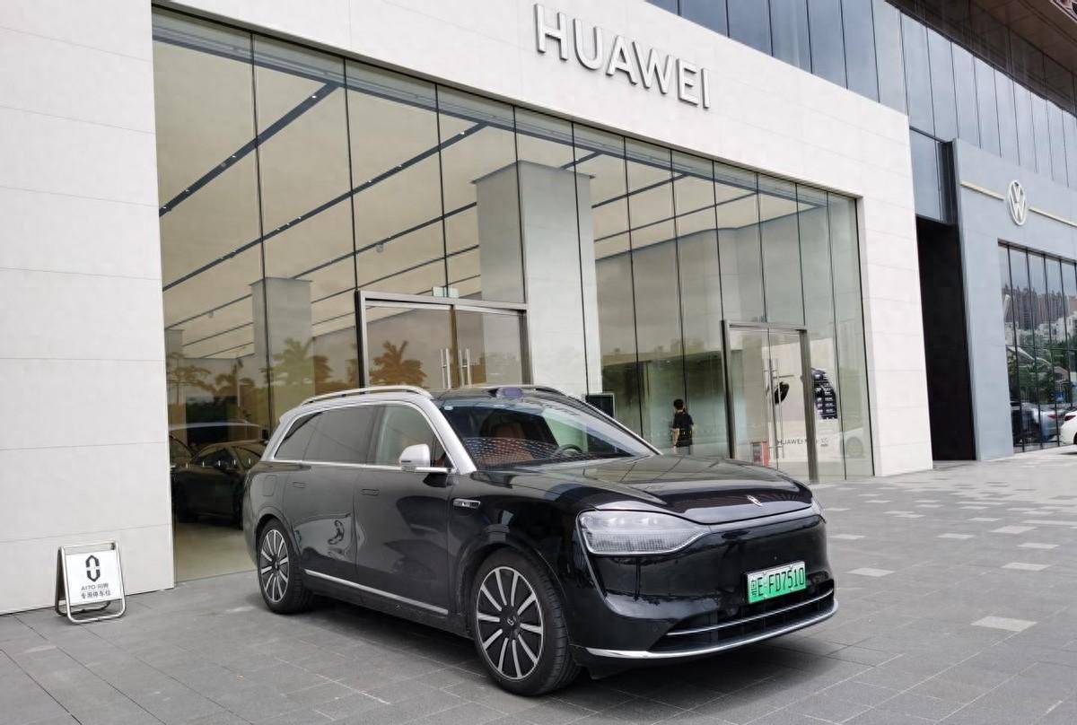 頂配近60萬落地,月銷1.5萬輛,問界M9到底賣給了誰?