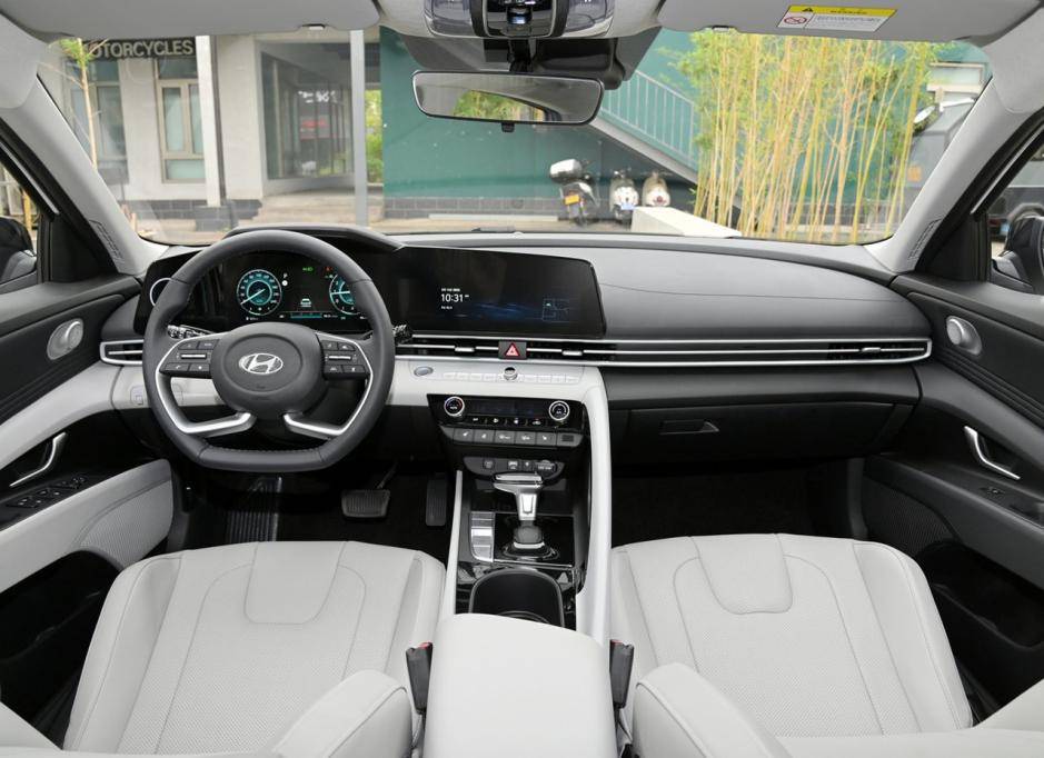 韓系車高顏值,伊蘭特造型好看,但配置卻沒太大優(yōu)勢