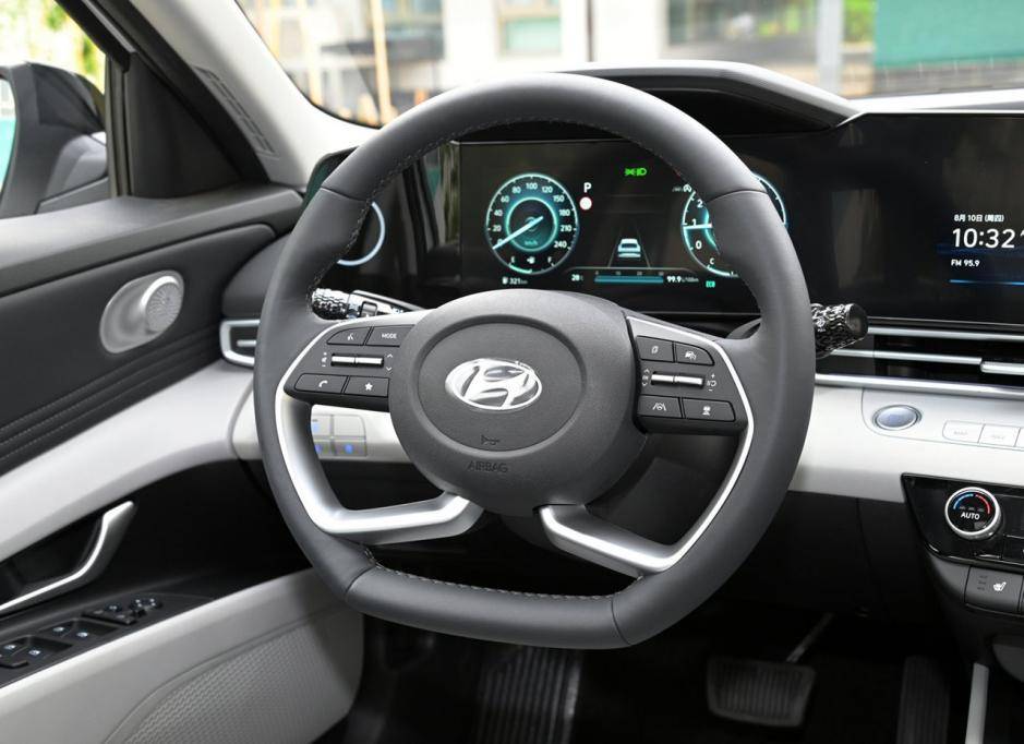 韓系車高顏值,伊蘭特造型好看,但配置卻沒太大優(yōu)勢