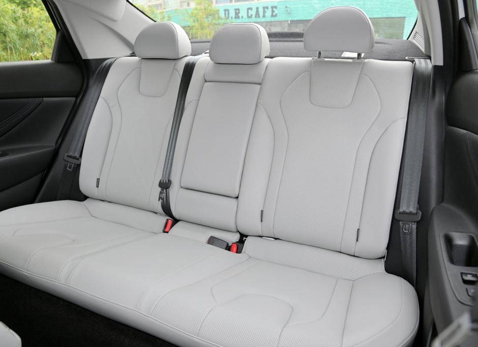 韓系車高顏值,伊蘭特造型好看,但配置卻沒太大優(yōu)勢