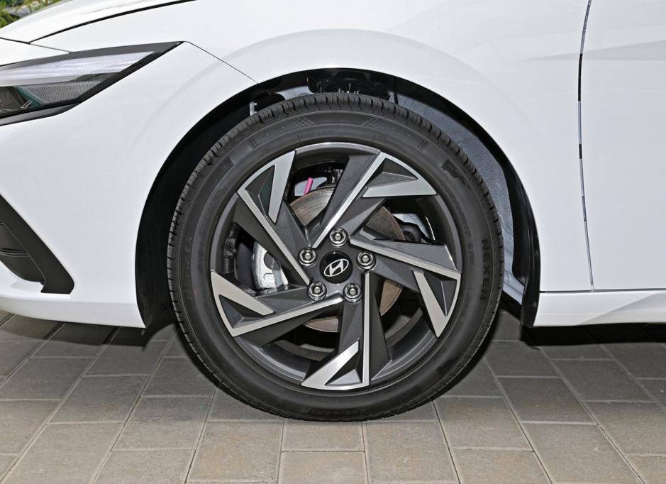 韓系車高顏值,伊蘭特造型好看,但配置卻沒太大優(yōu)勢