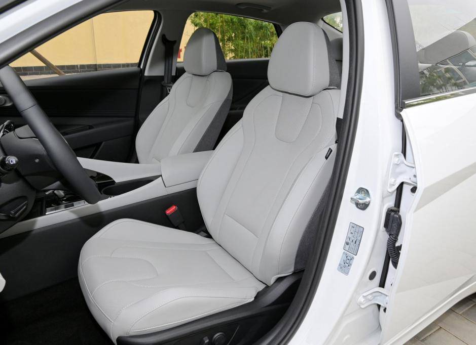 韓系車高顏值,伊蘭特造型好看,但配置卻沒太大優(yōu)勢