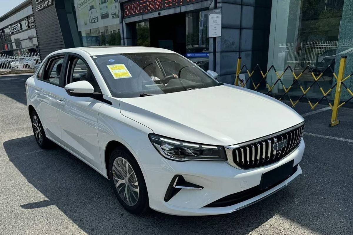 現(xiàn)款6.99萬起售,吉利新款帝豪實(shí)車曝光,外觀讓人驚喜