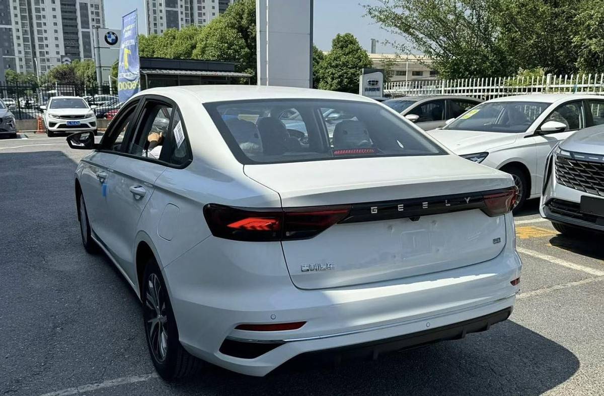 現(xiàn)款6.99萬起售,吉利新款帝豪實(shí)車曝光,外觀讓人驚喜